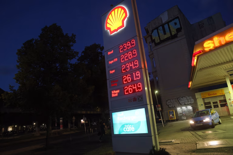 Decizie: Germania reduce taxele pe carburanți cu 17 cenți pe litru, începând de luna viitoare Germania reduce acciza la carburanti